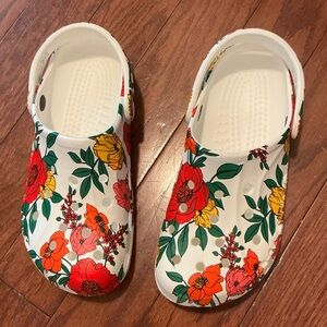 ITEM NO LONGER FOR SALE!Tried to delete!CROCS Women’s Floral Slippers